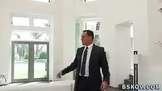 جنس صريح: السيطرة على كس نائبة الرئيس الشابة المبلل