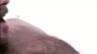 استمنت سيمون ريس في غرفة نومها بهزاز زجاجي في حلقها الرطب
