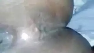 العاهرة الممتلئة تجعل رجلاً يدخل عضوه الصلب في فتحاتها