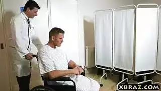 بورنو مكتب غرفة الفندق: ممرضة ومريض يثوران على المكتب
