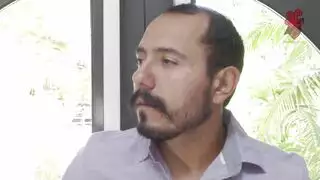 رجل وثلاث فتيات مراهقات