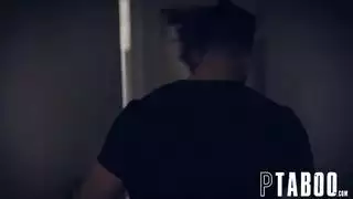 قضيب هذا الرجل صغير لكن هذا لا يمنعها من جعله كذلك