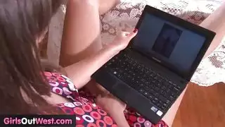 متعة بالأصابع والألعاب مع مهبل مشعر كثيف