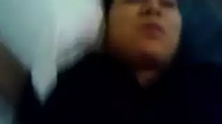 من الوقار إلى القذارة: عمة ممتلئة تأخذ قضيبًا في جماع خارجي مع الجار