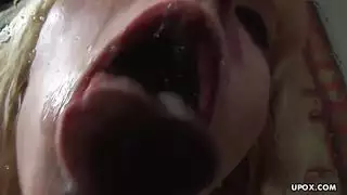 شقراء تفتح ساقيها وتلعب بفرجها