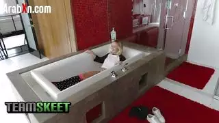 تم القبض عليها متسللة فدفعت مهبلها بدلاً من السجن