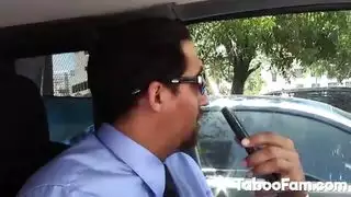 الفتاة الأسيوية الساخنة تقود زوج أمها إلى المحنة بجسمها الصغير وصوتها المثير