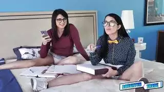 فتاة سمراء مثيرة تفتح جسدها لفيلم جنس جماعي صارخ