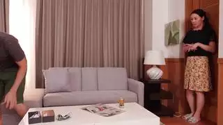 ممارسة الجنس مع الرجل المجاور حتى ينفجر في فمها ووجهها