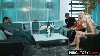 شقراء وزغب خدها في مشهد جنس جماعي