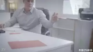 شقراء ذات ثديين صغيرين تقاوم قبل أن تقدم عليه بفمها