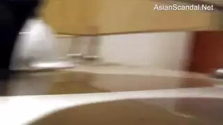 كاميرا خفية في المرحاض تلتقط مشاهد جنسية شرجية وصدرية