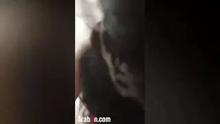 مراهقة عربية صغيرة تعطي مصة قضيب وتأخذ قضيبًا قاسيًا