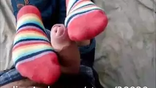 منقوعة في المني، عارية باستثناء حذائها