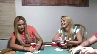 فراخ صغيرة ضجيجا في لعبة الورق