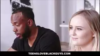 فم شقراء مبلل يلتهم قضيبًا نابضًا