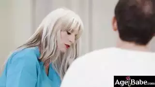 إصبعها بقوة حتى نشوات متعددة