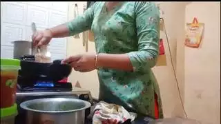 يتم تقديم العشاء مع جانب من الجنس القاسي