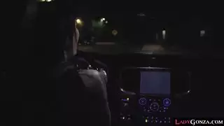 يحاول أن يمتصها بعمق ويدير عينيه