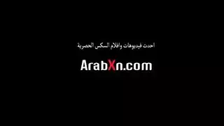 طاقم كابينة مهووس بالقضيب يجبر شابًا على القذف في علاقة ثلاثية جامحة على الطائرة
