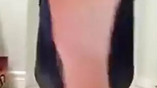 قضيب كبير صلب يدخل بقوة في فتحتك الصغيرة المبللة