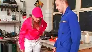 سباق مص قضيب: امتصاص قضيب صناعي مثبت على لوح