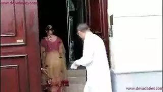 الزميلة الهندية تأخذ جنساً خشنًا على مكتب المكتب