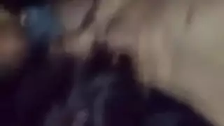 مراهقة تمت مصها من الجانبين وتتلقى الحمّل في حلقها
