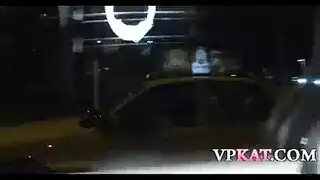 قررت امرأة شقراء أن يكون لديك مجموعة من ثلاثة أشخاص مع جيرانها المتزوجين وإرضاء تماما
