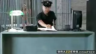 مقيدة ومعصوبة العينين ومضروبة بقوة من الخلف في مشهد إكس إكس إكس ساخن
