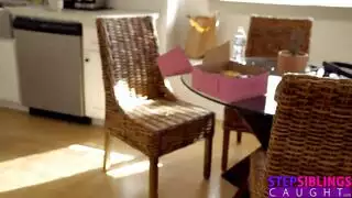 الأخت كبيرة الصدر تبتلع كل بوصة ثم تأخذه بعمق في مهبلها