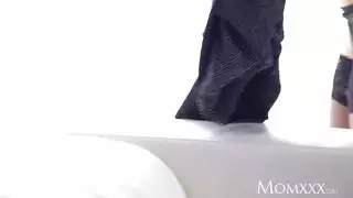 سيدة ناضجة تركب قضيبًا ريمكس إباحية كامل الطول