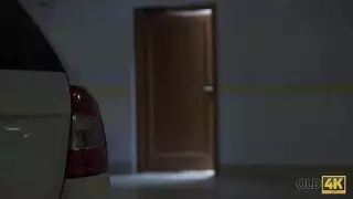 قضيب ذو خبرة يركب الشقراء من أجل قذف سريع