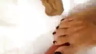 إلهة القدم المسيطرة تجعله يفرك ويعبد