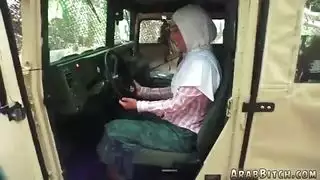 اثنان من اللصوص الزنوج يدخلو الى المنزل فيجدو صاحبة المنزل نائمة و هي عارية فينيكوها