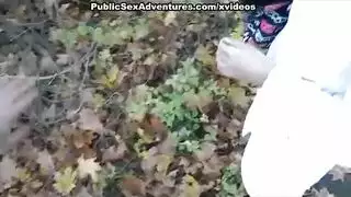 بنت تخلع ملابسها وتستعرض نفسها
