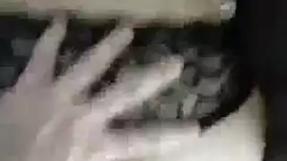 مراهقة صغيرة بشعر أسود وابتسامة عاهرة يتم اغتصابها جماعياً