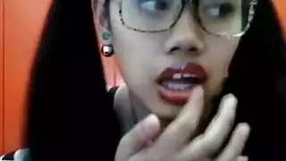 شابة هواة تحصل على وجهها مغطى بقذف كثيف