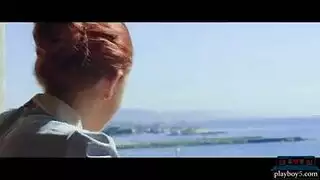 جبهة مورو الإسلامية الإسبانية بعقب ثابتة تفعل ذلك مع جارتها الأصغر سنا، في سريرها