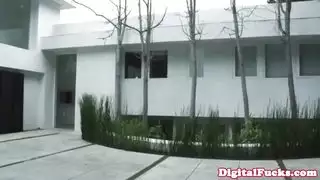 زوج مراهق وزوجته الأكبر في فعل إباحي