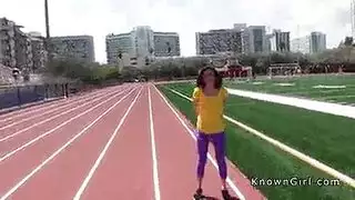 تدريب فموي لعاهرة مراهقة حمراء الشعر باستخدام خيار