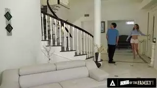 هذه الشقراء تمارس جنس أفلام الكبار وتتوسل لفم مليء بالمني