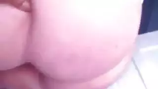 مؤخرة شاحبة ترتد على قضيب أسود كبير