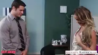 يائسة ومثيرة في مشهد دش ساخن ورطب