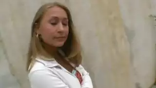 دخلت على أختي وهي تمارس الجنس مع عدة رجال