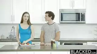 قضيب أسود وحشي يمددها إلى أقصى حد