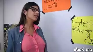 الخادمة الخجولة المحجبة لا تصدق حجم ذلك القضيب العاري