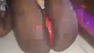 عميلة تتلقى زب ضخم في مؤخرتها، تنتهي بابتلاع القذف على الوجه