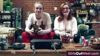 نيك فتاة صغيره ساخنه جدآ يبول عليها
