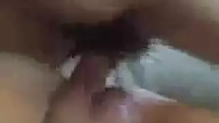 عاهرة مرصعة بالنجوم تركع وتمص عضوه السميك بلطف